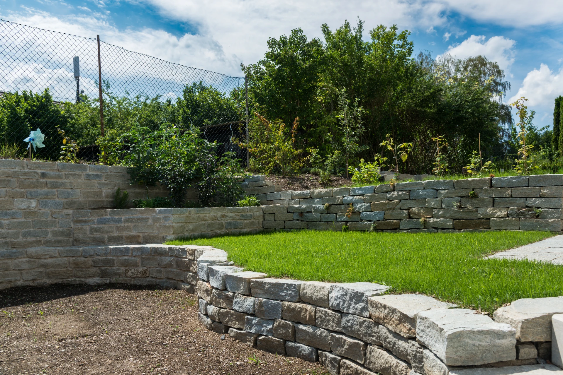 Natursteinmauer im Privatgarten