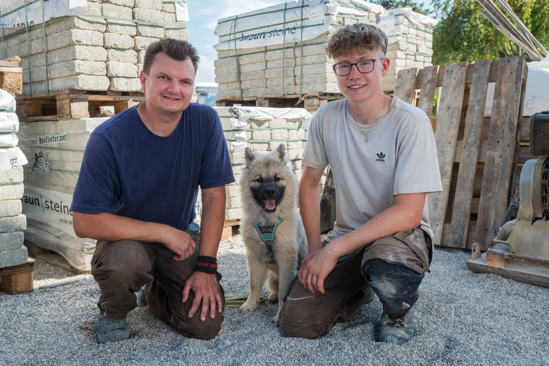 Team mit Bürohund